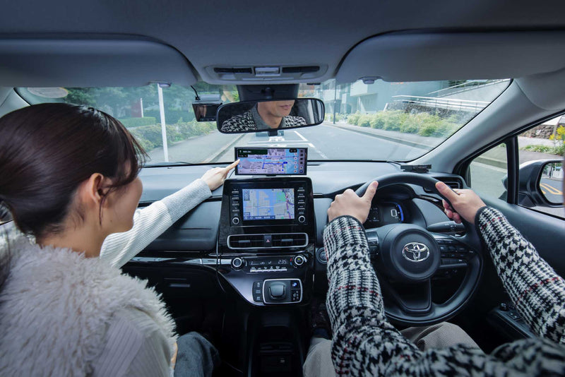 車内で女性が製品を持っている画像