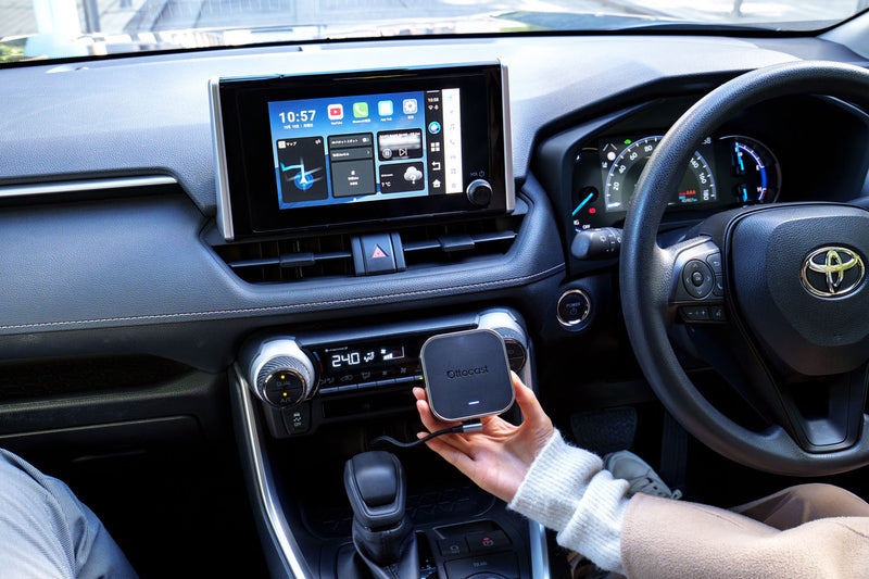 車内で女性が製品を持っている画像