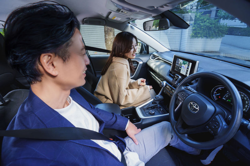 女性が商品を持っている様子