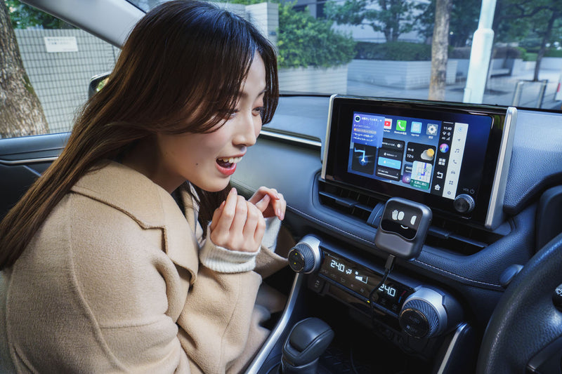 タブレットで音声操作をする様子の説明画像