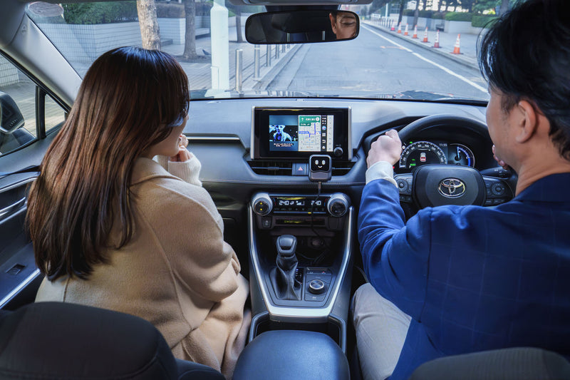 男女が車内で談笑している様子