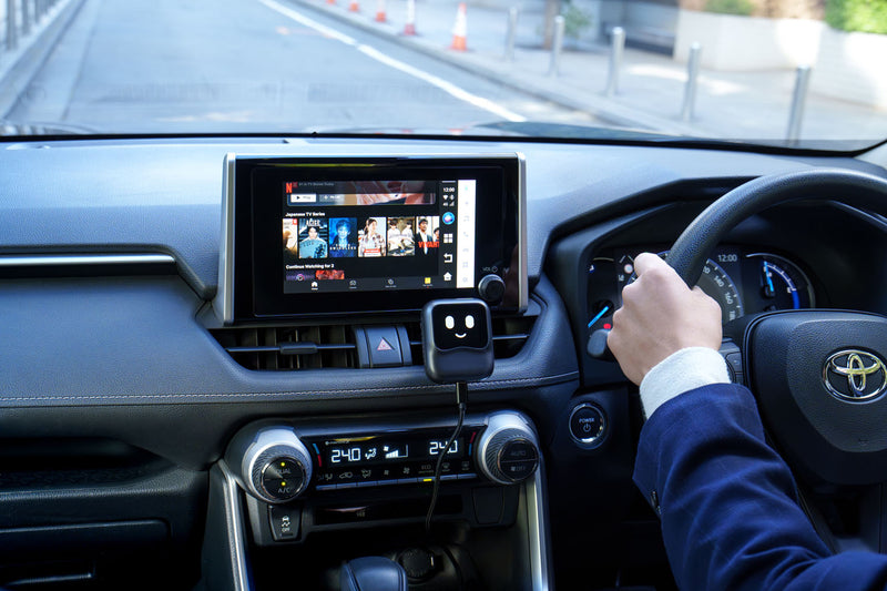 車内ナビゲーション画面でエンタメアプリを楽しむ様子の説明画像