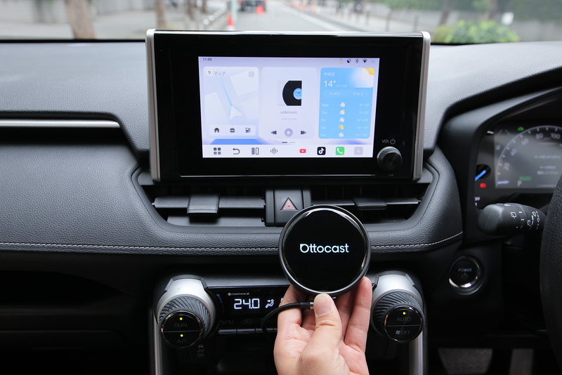 車内で女性が製品を持っている画像