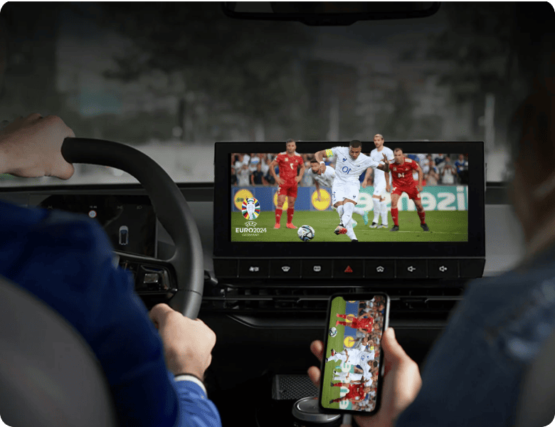 音声コマンドでナビ操作をする様子