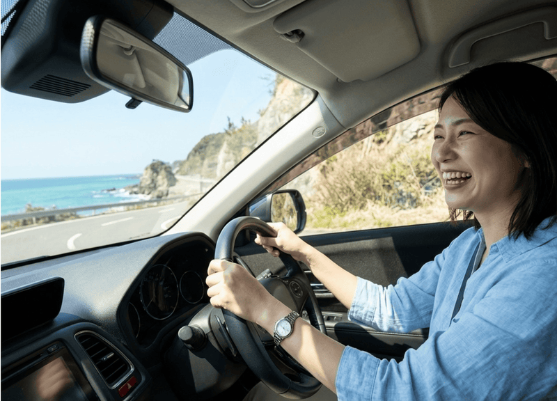 車内でOTTOAIBOX P3を使用してワイヤレスCarPlayを操作する様子