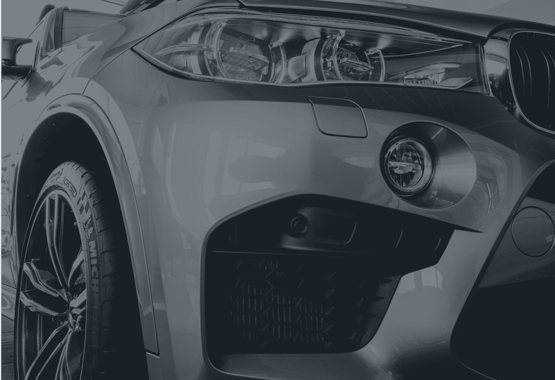 車内で女性が製品を持っている画像