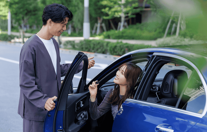 mini-cube製品を持ち男女が楽しく談笑している様子