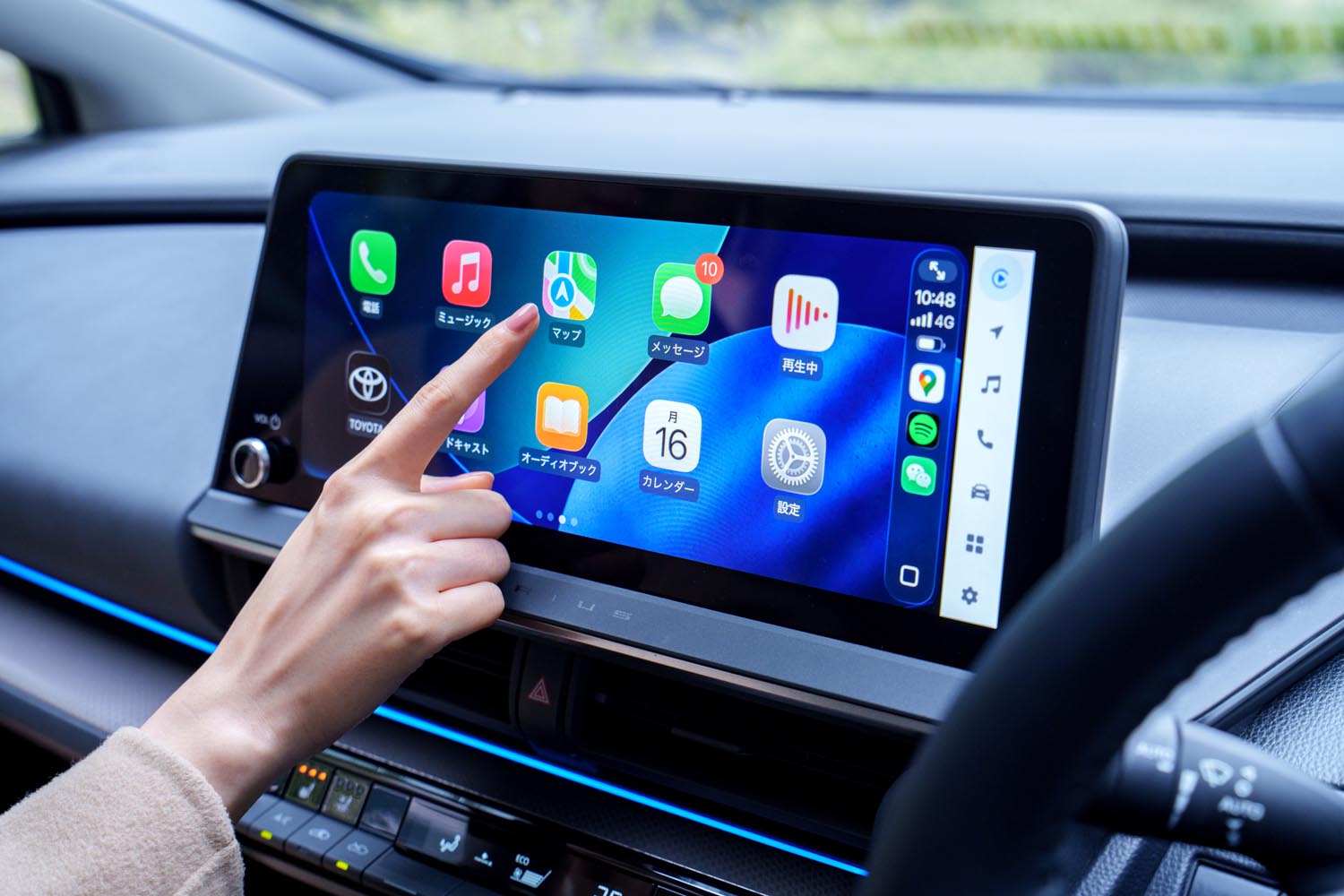 Car TV Mate MAX製品と車内使用イメージ