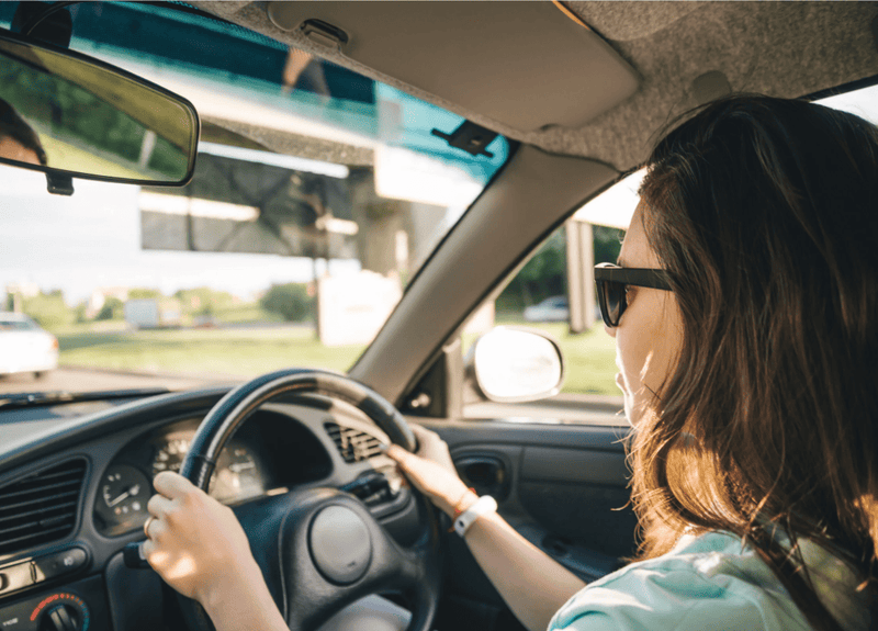 車内でOTTOAIBOX P3を使用してワイヤレスCarPlayを操作する様子