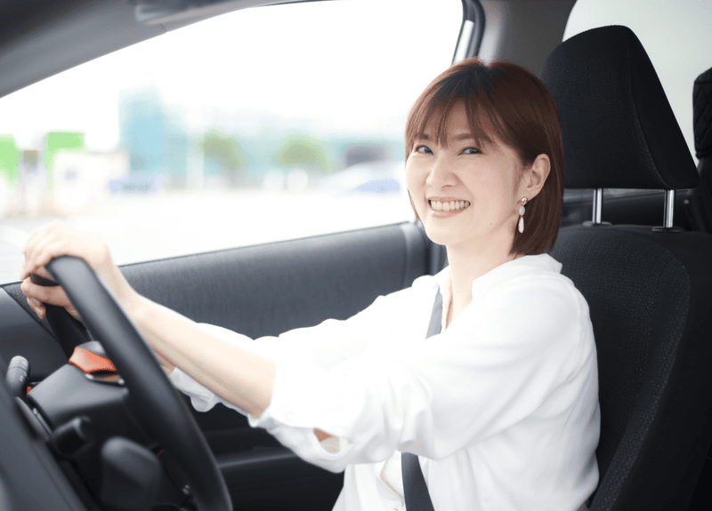 車内でOTTOAIBOX P3を使用してワイヤレスCarPlayを操作する様子