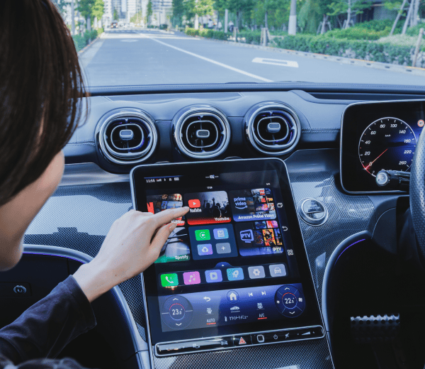 映像も音楽も、走行中でも再生