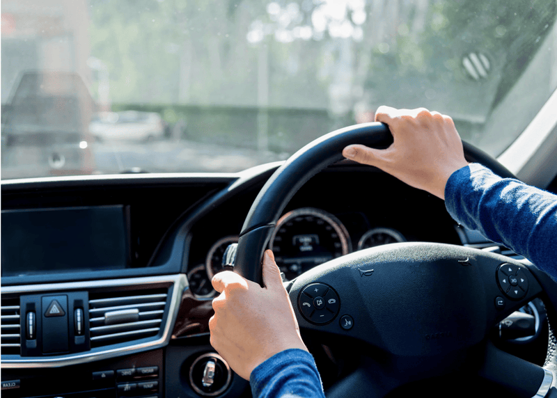 車内でOTTOAIBOX P3を使用してワイヤレスCarPlayを操作する様子